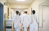 Francia, la legge contro il ‘deserto sanitario’ fa infuriare i giovani medici