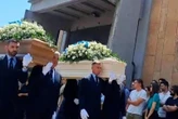 I funerali di Monica Montefalcone e della figlia. “Cercava Dio nel mare. Ha fatto il bene per la scienza”. Il fidanzato di Giorgia: “Sono qui ad aspettarti”