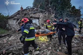 Ucraina, bombe russe sui 110 volontari italiani. Zelensky sferza l’Occidente: “Nessuna risposta degna all’offensiva di Putin”