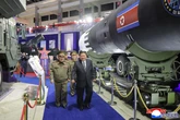Corea del Nord, Kim presenta le nuove armi ipersoniche all’esposizione annuale. E alla parata militare ci sarà il missile balistico Hwasong-20