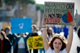 I giovani come le donne: minoranza in politica. E allora perché non fare delle quote generazionali obbligatorie?