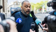 Europee, il comico e il cantante: la strana coppia di candidati che fa discutere in Francia