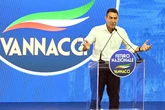 Vannacci denunciato per associazione sovversiva: “Ripropone progetti del Ventennio fascista”. Dalla ‘remigrazione’ ai simboli della X Mas