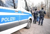 Spari da auto a Berlino, ferite due persone: la polizia ferma sospetti