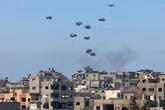 Lanci di aiuti a Gaza: un infermiere ucciso da un pacco di cibo. Pesava una tonnellata