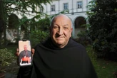 La parola scelta dal Papa: Amore. Padre Pagano, amico di Prevost: “È un invito a pensare al prossimo”