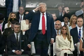 Gli Usa e la deriva autoritaria. Sfila l’America militarizzata. Trump criticato per le spese