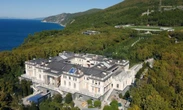 Il palazzo ‘segreto’ di Putin sul Mar Nero minacciato dalle fiamme innescate da un drone ucraino. Non è la prima volta