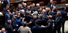 Maxi rissa alla Camera, è bagarre sull’Autonomia. Colpito un deputato grillino, portato via in carrozzina