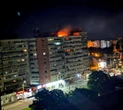 Drone russo su una città Ue, colpito un condominio in Romania. Incendio e due feriti, Nato in allerta
