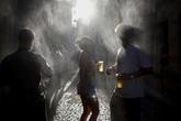 Caldo, peggiora ancora: allerta massima in 15 città, mercoledì in 16. L’Italia soffoca