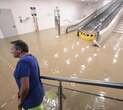 Toscana sott’acqua. Si salva appeso al cartello. E a Torino esonda il Po