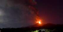 L’Etna si risveglia e crea ancora disagi. Nubi di cenere, chiuso l’aeroporto a Catania