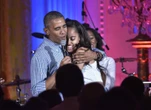 La figlia di Barack e Michelle Obama cambia cognome per firmare un progetto, la mamma: “Vuole farsi strada da sola”