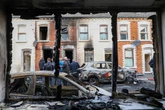 Belfast, scoppia la rivolta anti-migranti. La polizia: “Fermate le violenze. Nulla giustifica quanto accaduto”. La vittima dell’accoltellamento perde un occhio