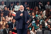 Leopolda in salsa riformista. Renzi stuzzica Bonaccini: “Torna qui, è casa tua”