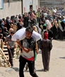 Spari sulla gente in fila per gli aiuti a Gaza: altre 27 vittime