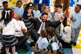 La New York di Mamdani: asili gratis, Harlem discount e 100mila buche riparate, le prime (piccole) promesse mantenute
