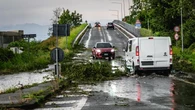 Ribaltone meteo da Nord a Sud. Allerta maltempo in 8 regioni. Donna ferita da un fulmine in Piemonte, grandinate in Campania