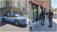Milano, 55enne accoltellato alle spalle senza motivo mentre chiacchiera al bar: una ventina di fendenti, l’aggressore buttato a terra dai clienti