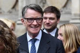 Nuova bufera per Starmer: licenziato Mandelson, ambasciatore Gb in Usa legato a Jeffrey Epstein