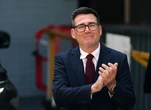 Andy Burnham alla guida dei Labour. Chi è il successore di Starmer: il “Re del Nord” che vuole esportare il modello Manchester