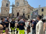 L’amore di Militello per Pippo Baudo, abbraccio di popolo tra maxischermo e gigantografie: “Nostro orgoglio, è tornato a casa sua”