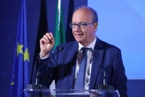 Valditara: “Utilizzo corretto dei social e del digitale fondamentale per proteggere la salute dei giovani”