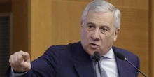 Forza Italia cambia pelle: "La base scelga i dirigenti". È la linea dei Berlusconi