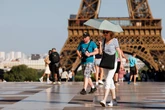 Il caldo record fa chiudere la cima della Torre Eiffel