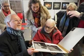 Il fotografo vive in Rsa. Ritrae le altre ospiti . Nuova mostra a 95 anni