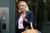 Francia nel caos, il politologo Mény. “È una crisi di sistema, ma Macron non lascerà”