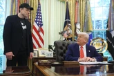 Trump saluta Musk: “Ha fatto cose straordinarie per l’America”. “Droghe? Bufale”. Elon attacca il New York Times