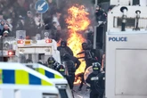 Belfast brucia e Starmer insegue Farage. Scotland Yard: sui disordini l'ombra di Mosca e Iran