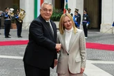 Orban da Meloni: “Trump sbaglia su Putin, gli dirò di togliere le sanzioni”. Tajani: “Abbiamo idee diverse”