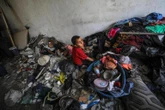 Da due mesi a Gaza non entrano cibo, acqua, medicine. E i bambini della Striscia sono allo stremo