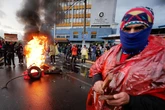 “Cioccolatini avvelenati per uccidermi”. Lo strano caso del presidente dell’Ecuador, la polveriera Venezuela e gli spettri della Cia