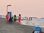Va a fare il bagno in mare e muore sotto gli occhi del figlioletto di 7 anni