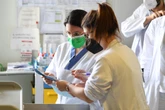 Bimba rischia la vita per il morbillo. “Vaccino saltato per un viaggio, importante rispettare i tempi”