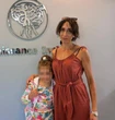 Terapia vietata in Italia, bimba con un tumore vola negli Usa. “Gli amici ci hanno salvato”