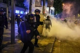 Champions tragica in Francia, due morti: un 17enne accoltellato a Dax e una donna investita a Parigi. Saccheggi nella capitale. Grenoble, auto sulla folla: tre feriti