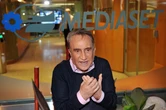 Morto Emilio Fede: dalla gavetta al Tg1 in Rai, l’avventura a Mediaset, la venerazione per Berlusconi, i processi e il caso Ruby