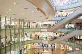 Aggressione omofoba in un centro commerciale di Roma, la denuncia: “Chiamato fro.. e picchiato dagli addetti alla sicurezza”