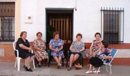 Spagna, polizia andalusa vieta alle nonne di prendere fresco in strada. La rivolta sui social, tra offese e battute: “Cari colleghi se avete bisogno di rinforzi...”