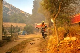Il Sud della Francia brucia: il maxi incendio partito da Ribaute distrugge borghi e vigneti. Ora si spera nella brezza marina