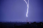 Fulmine sulla Tour Eiffel, l’altra faccia del caldo estremo: temporali, grandine e downburst. L’Oms: strage silenziosa, già 1.300 morti