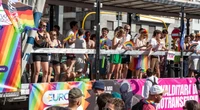 Il Pride di Milano sfila (ridotto) a 40 gradi. Elly Schlein ricorda Mirko Moriconi: “L’omotransfobia uccide, serve una legge”