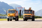 Impresa estrema per Alex Camera: trazioni alla sbarra tra due camion in movimento