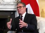 La dura replica di Starmer al raduno dell'estrema destra: “Non lasciamo le nostre bandiere a chi predica violenza e razzismo”