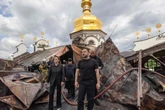 Kiev, brucia la Cattedrale della Dormizione centrata da un missile. Mosca: “Colpita da un Patriot Usa difettoso”. Ma è stata una notte di fuoco su tutta l’Ucraina